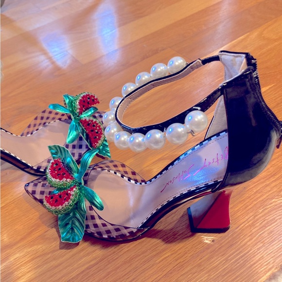 Betsey Johnson ‘Vivviann’ pumps - Picture 2 of 6